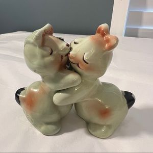 Vintage 1940/50”s Bunny Hug Salt and Pepper Shakers Van Tellingen 4”